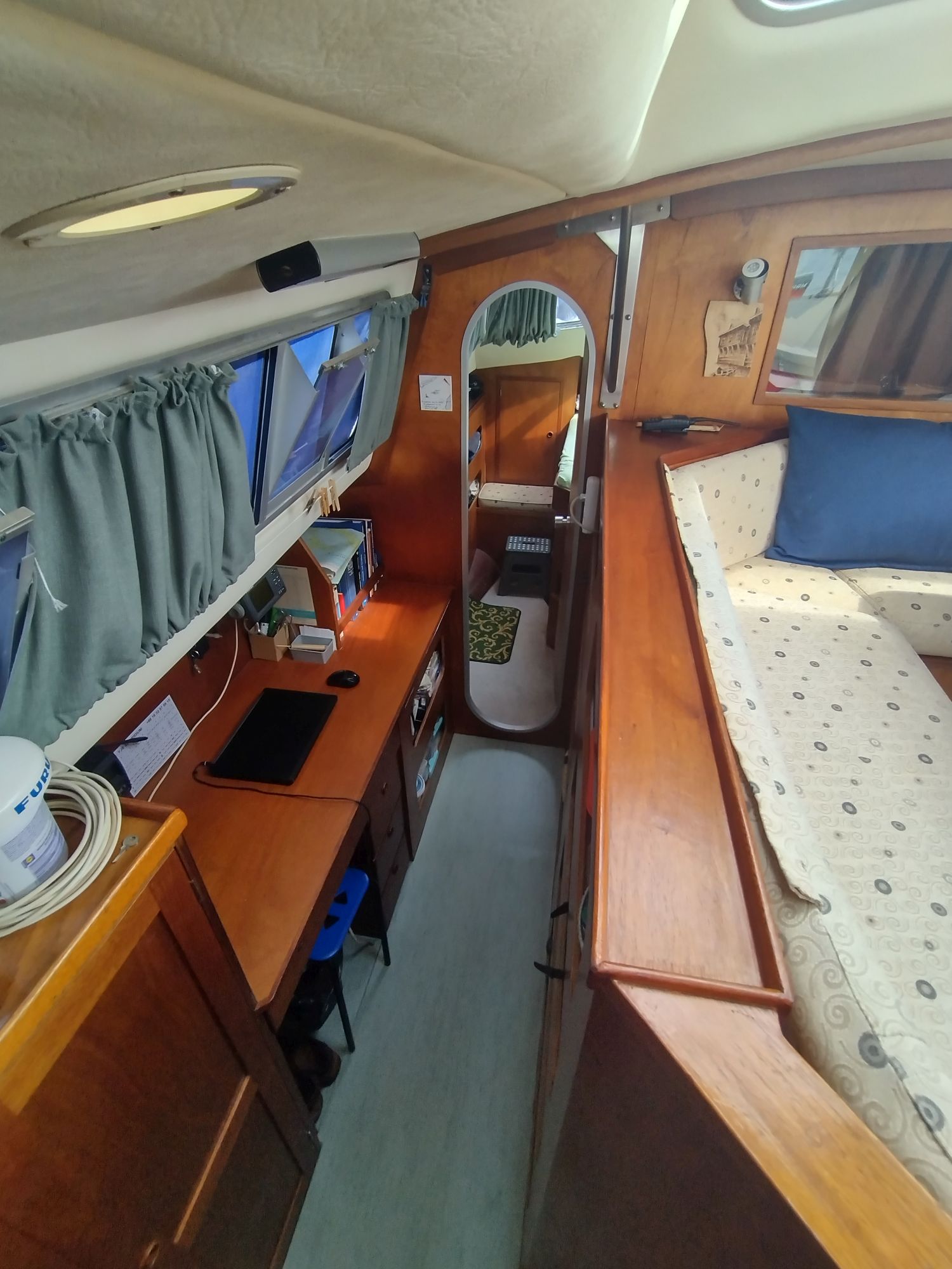 Kartentisch und Arbeitsfläche im Backbordrumpf 